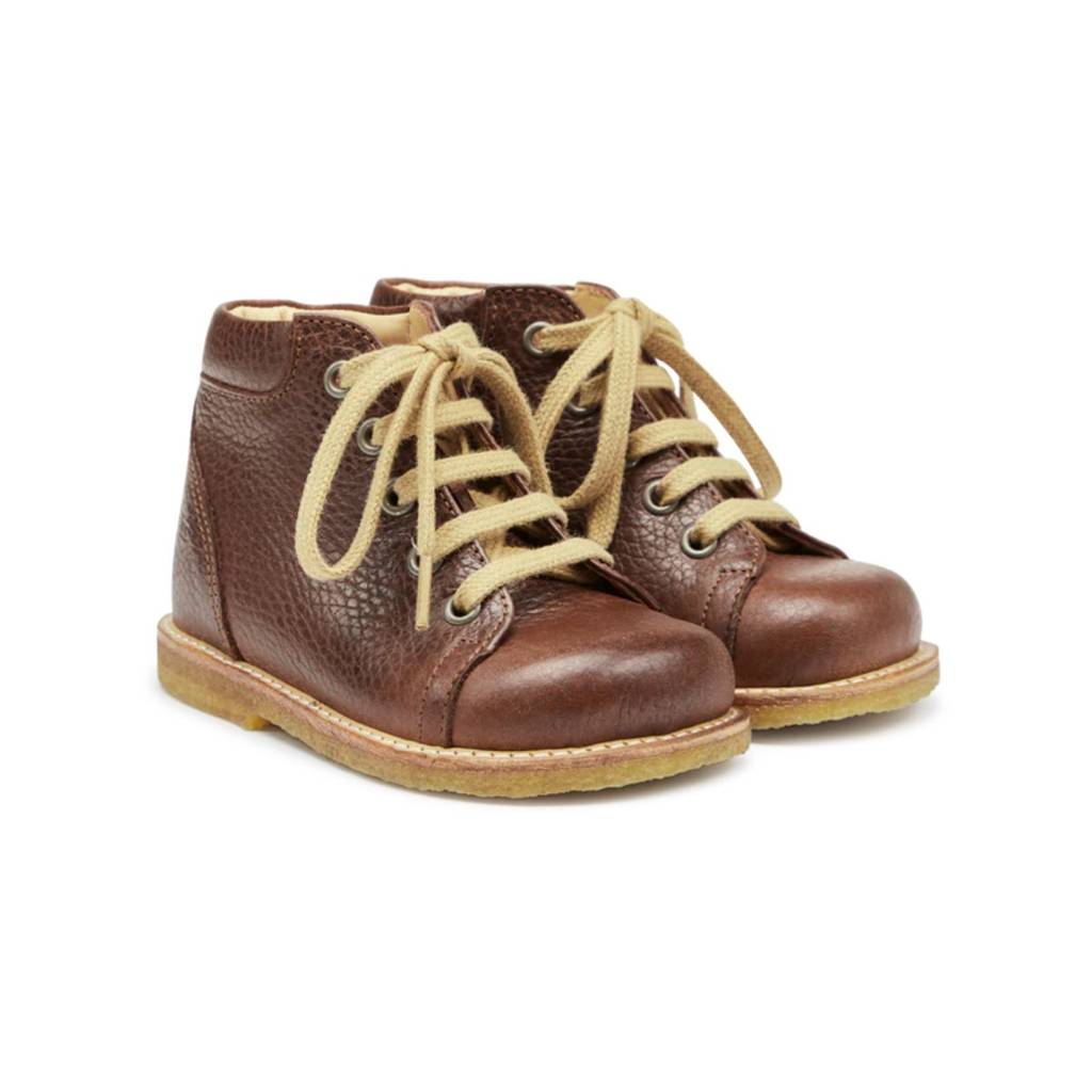 Classic Lace-Up